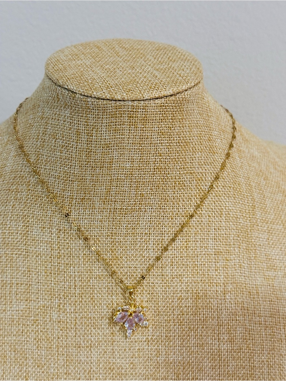 Fashion Jewelry Gold Necklace with Clear Crystal Flower Pendant
